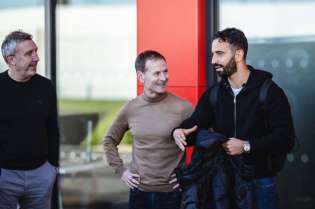 Amorim (ngoài cùng bên phải) đã chính thức nhận việc tại Man United.